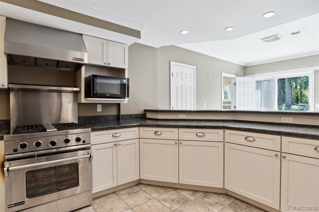21111 GREENBRIAR Lane, South Lyon, MI 48178 — Photo 36