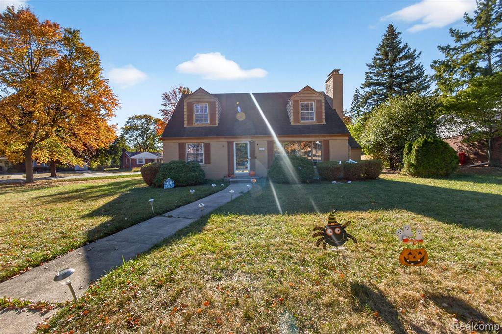 28025 Sunset Boulevard W, Lathrup Village, MI 48076