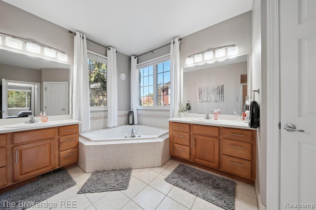 8000 Barrington Lane, Clarkston, MI 48348 — Photo 24