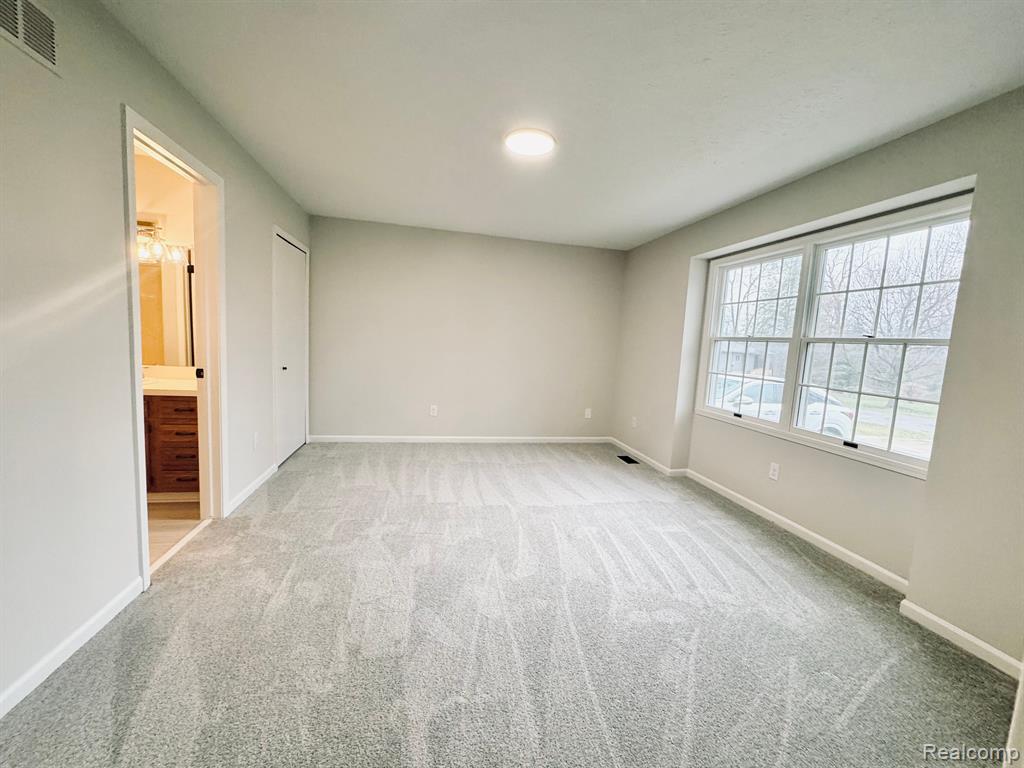 562 HALF ACRE Drive, Milford, MI 48380 — Photo 9