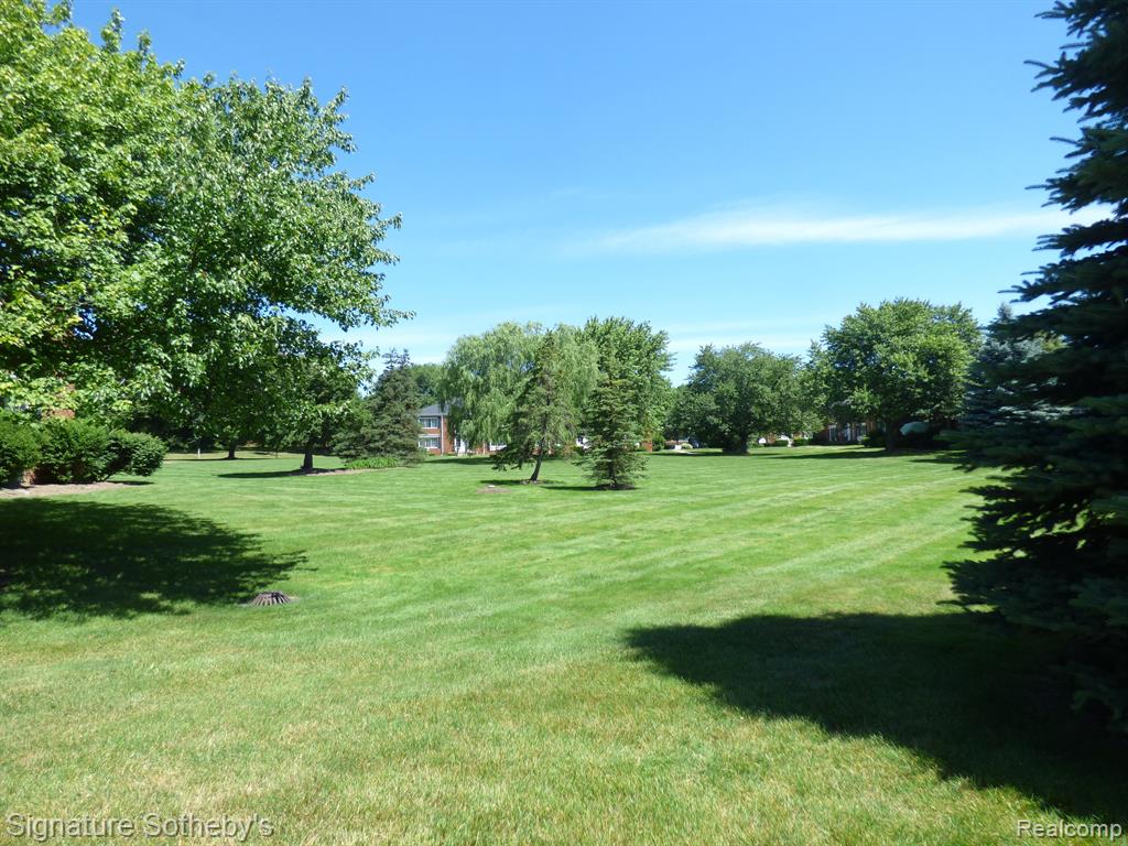 640 E FOX HILLS Drive, Bloomfield Hills, MI 48304 — Photo 24