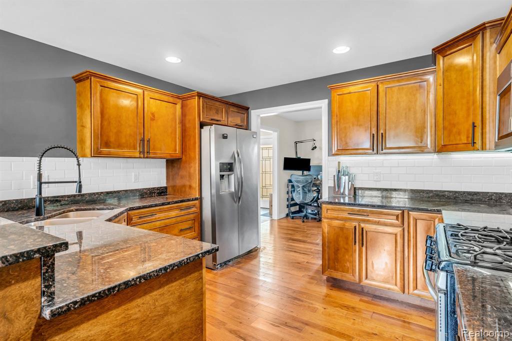 5274 STILLWATER Road, Bay City, MI 48706 — Photo 6
