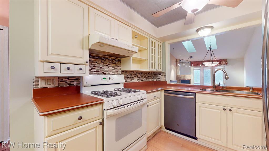 43516 RIVERBEND Boulevard, Clinton Twp, MI 48038 — Photo 3