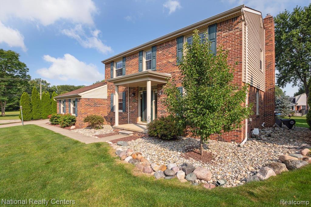 42372 COTSWOLD Court, Northville, MI 48168 — Photo 2