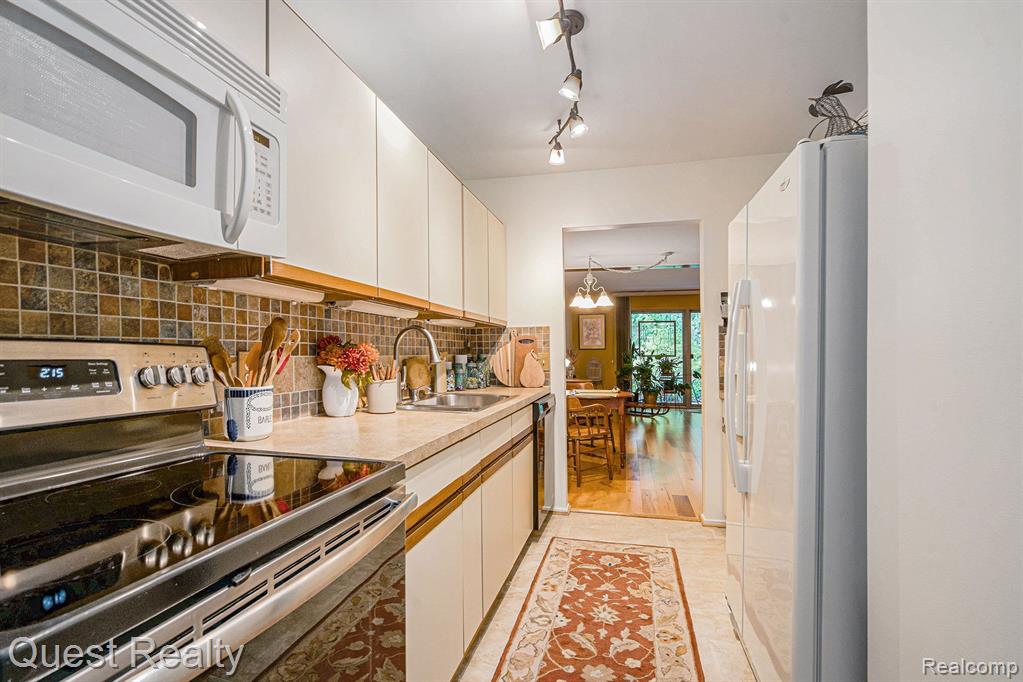 3123 LAKE HAVEN Drive, Ann Arbor, MI 48105 — Photo 10