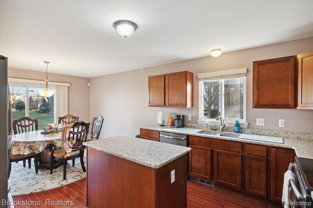 712 SUPERIOR Parkway, Westland, MI — Photo 13