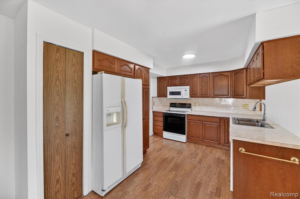 5300 Arnold Drive, Burton, MI 48509 — Photo 11