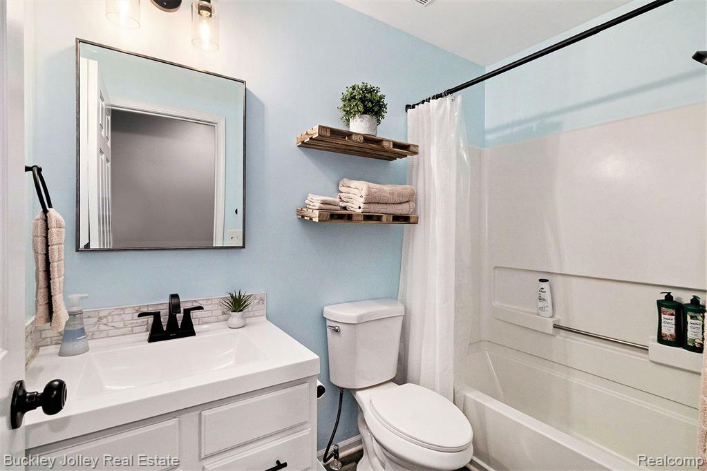 740 OLDE ENGLISH Circle, Howell, MI 48855 — Photo 10