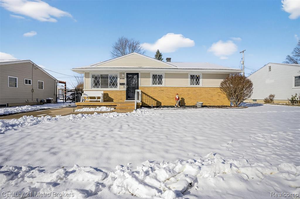 5328 Don Shenk Drive, Swartz Creek, MI 48473 — front exterior