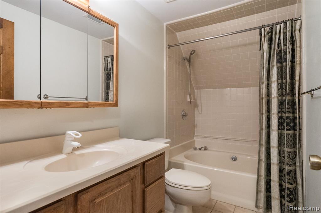 906 Dahlia Lane, Rochester Hills, MI 48307 — Photo 24