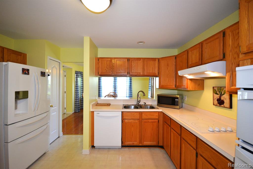 1166 Fairways Boulevard, Troy, MI 48085 — Photo 12