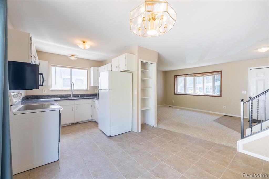 569 Hendrickson Boulevard, Clawson, MI — Photo 10