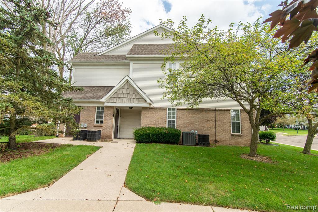 221 OAKBROOKE Drive, 5, South Lyon, MI 48178 — Photo 2