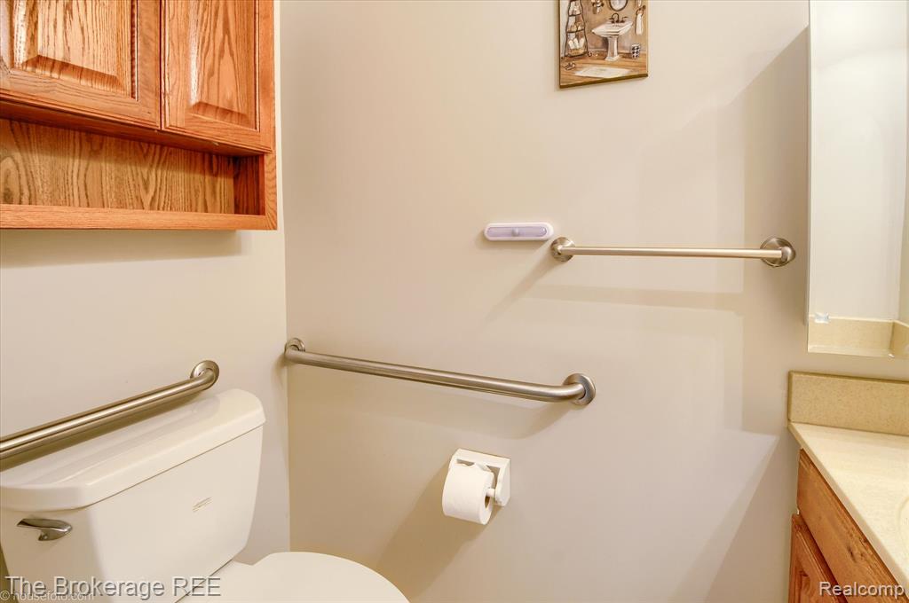 6228 Greenview Drive, Burton, MI 48509 — Photo 32