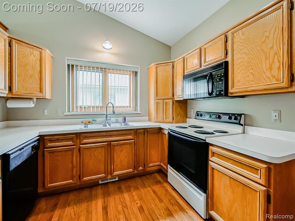 43461 Pointe Drive, Clinton Twp, MI 48038 — Photo 42
