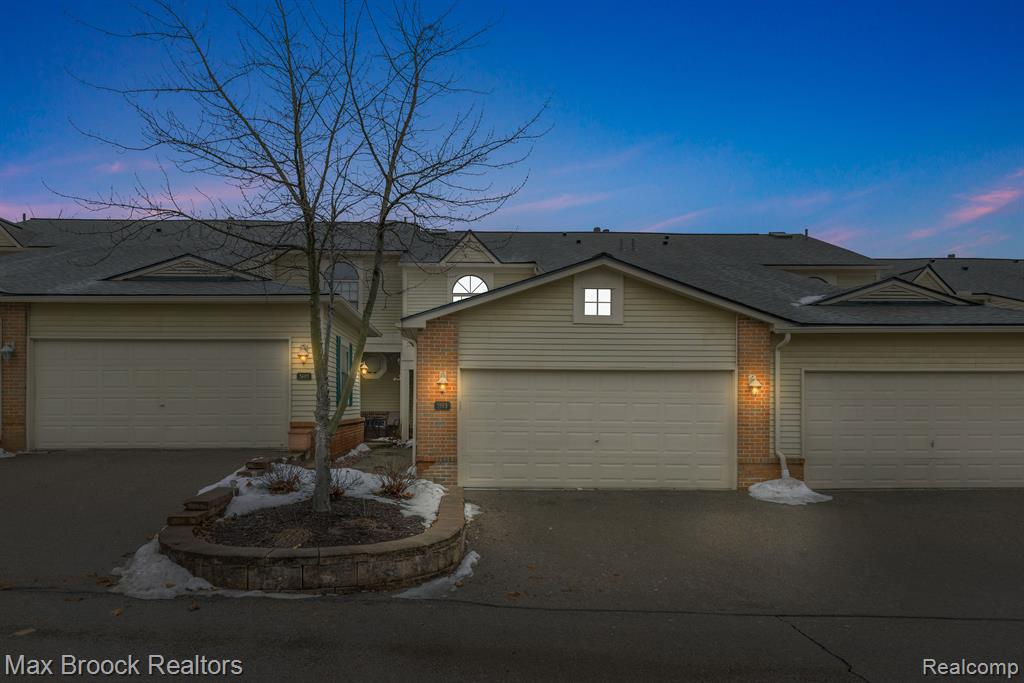 5605 DRAKE HOLLOW Drive W, West Bloomfield, MI — front exterior
