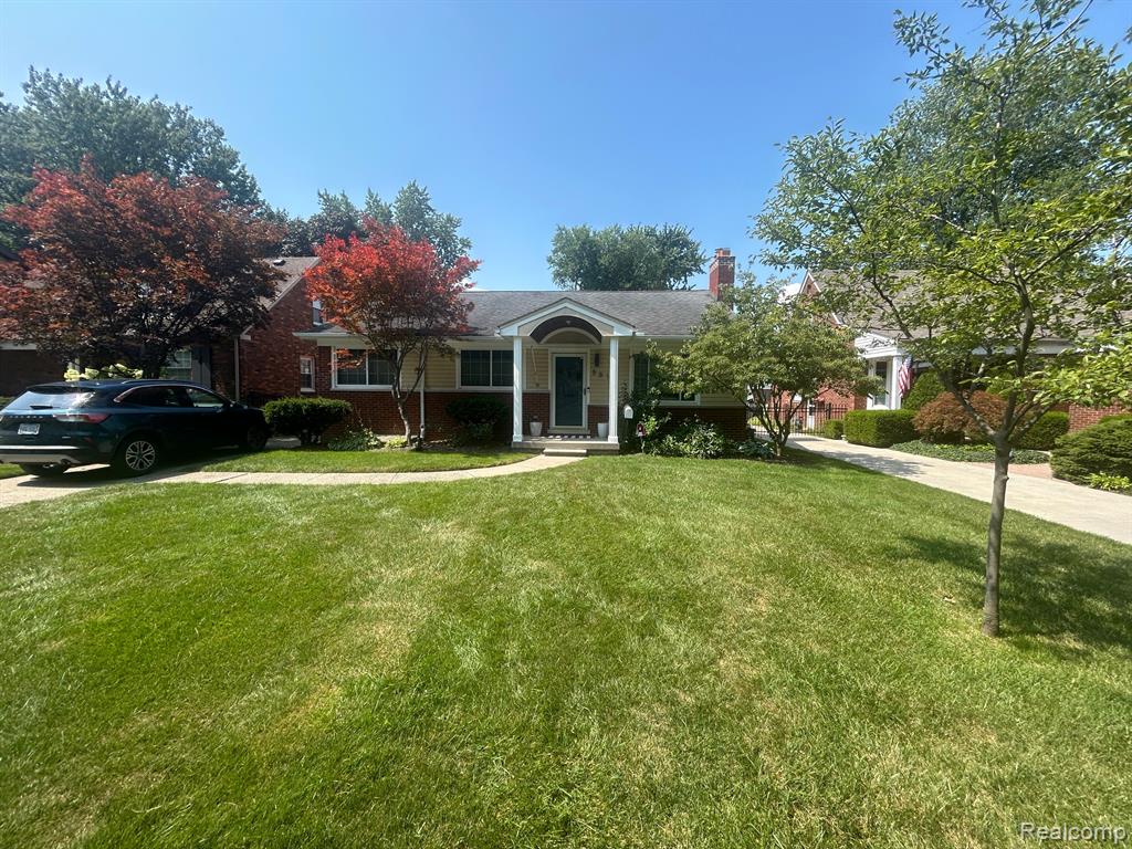 881 Lincoln Road, Grosse Pointe, MI 48230 — front exterior