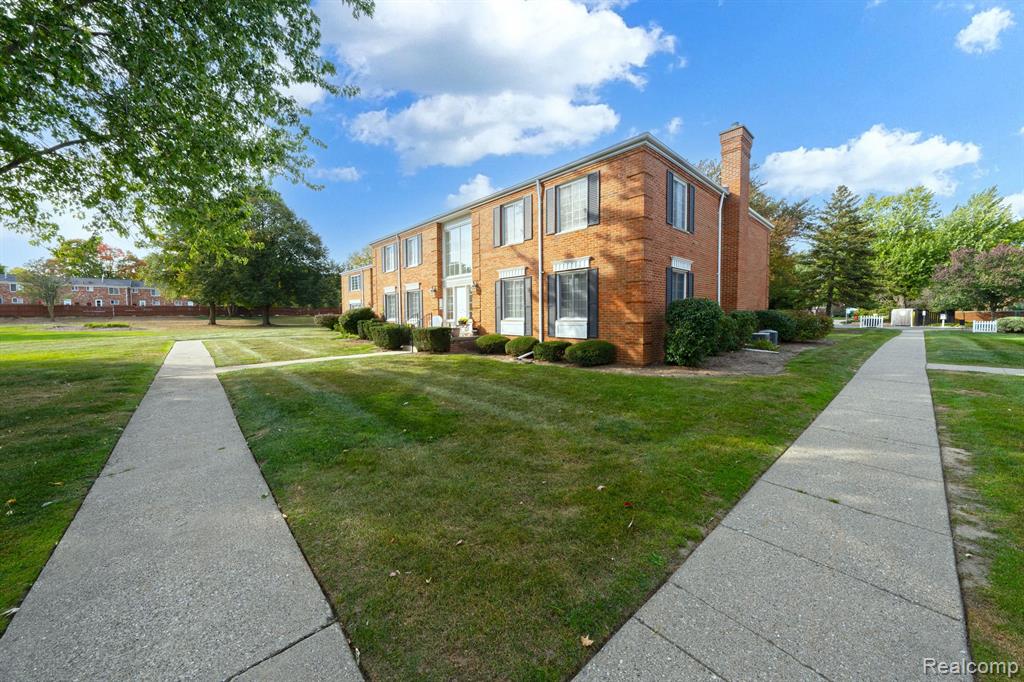 676 E FOX HILLS Drive, Bloomfield Hills, MI 48304 — Photo 18