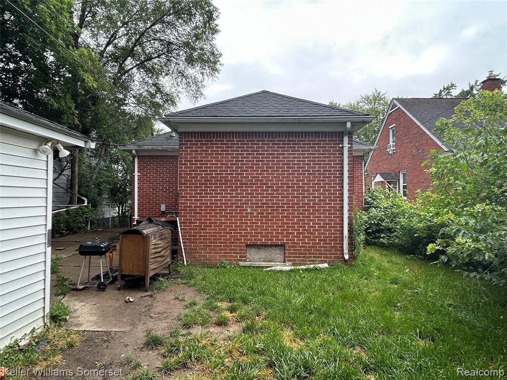 18573 Elkhart Street, Harper Woods, MI 48225 — Photo 12