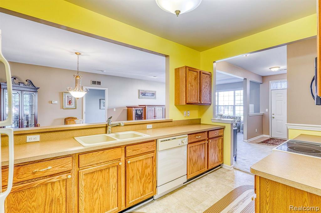 1828 FLAGSTONE Circle, Rochester, MI 48307 — Photo 14