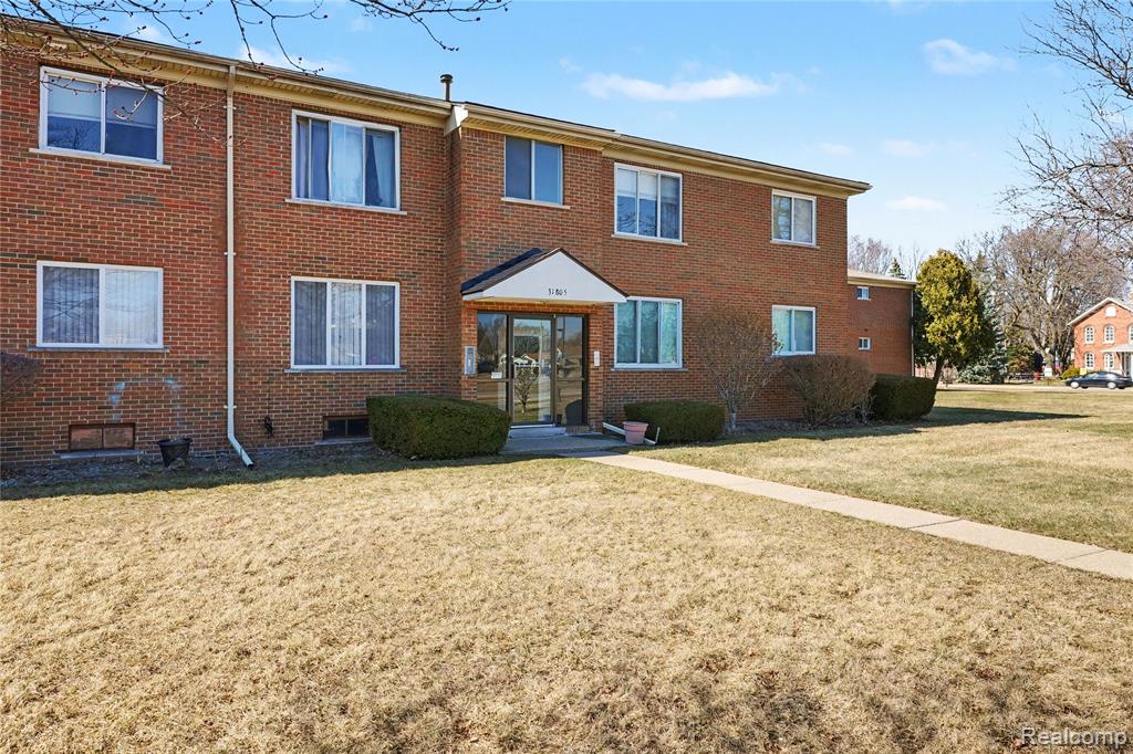 31805 Kelly Road, 25, Fraser, MI 48026 — front exterior