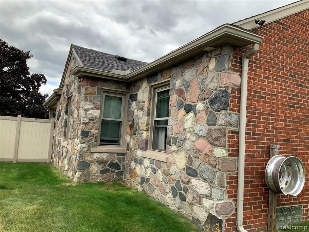 8949 Roslyn Street, Livonia, MI 48150 — Photo 12