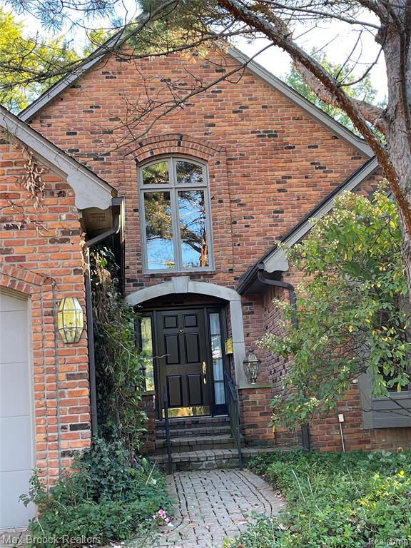 5554 Pine Brooke Court, Bloomfield Hills, MI 48304 — front exterior