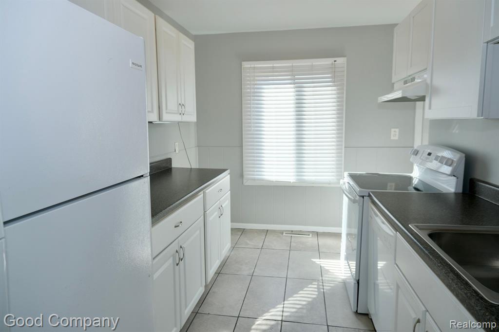 646 E DALLAS Avenue, Madison Heights, MI 48071 — Photo 11