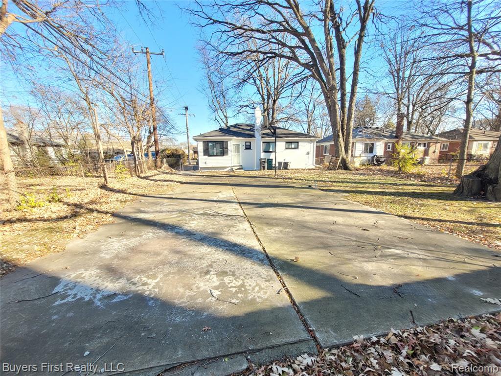 21741 Church Street, Oak Park, MI 48237 — Photo 18