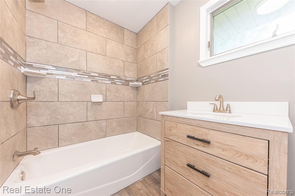 912 N Wixom Road, Wixom, MI 48393 — Photo 33