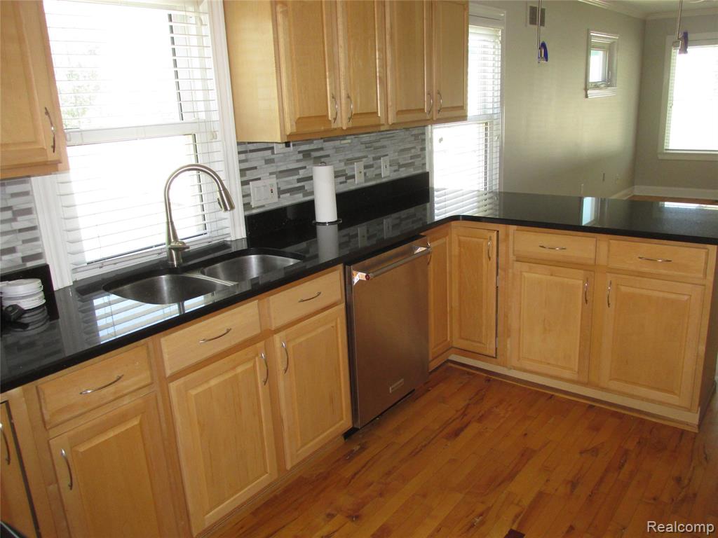 984 E Mahan Avenue, Hazel Park, MI 48030 — Photo 7