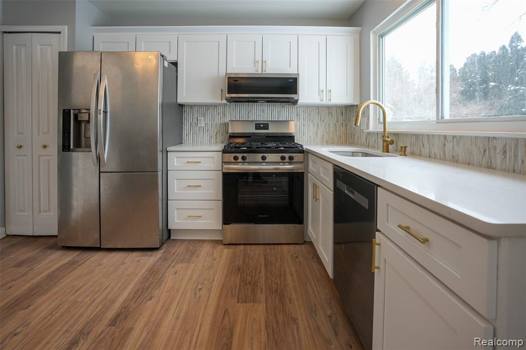 5783 Williamsburg Court, Waterford, MI 48327 — Photo 7
