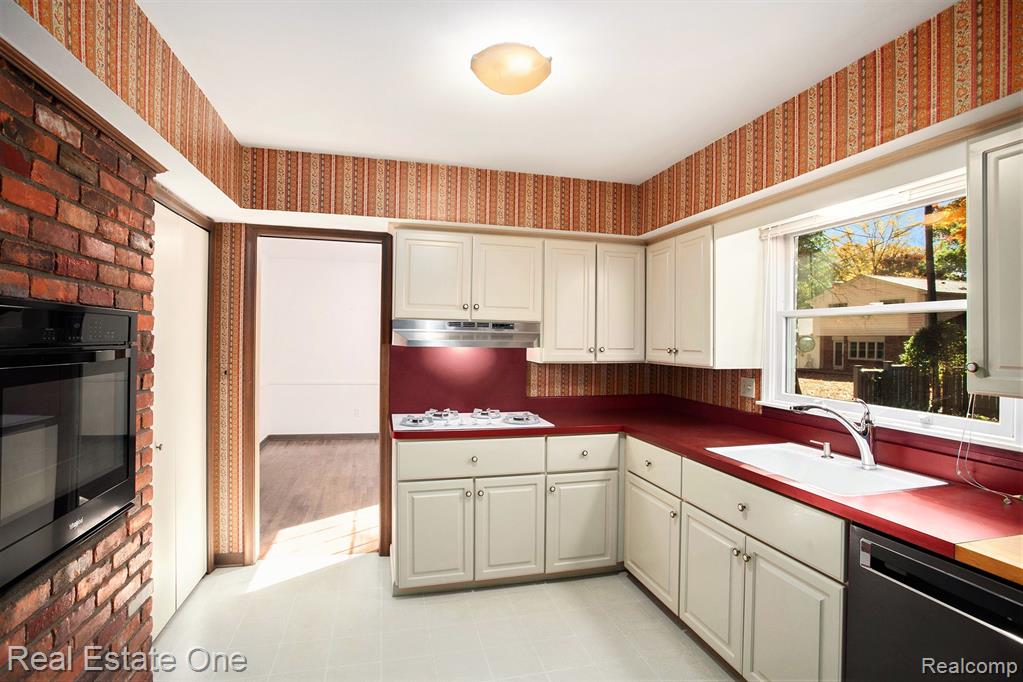 5593 Northcote, West Bloomfield, MI — Photo 9