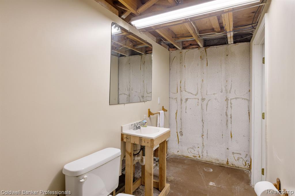 921 MACE Avenue, Madison Heights, MI 48071 — Photo 24