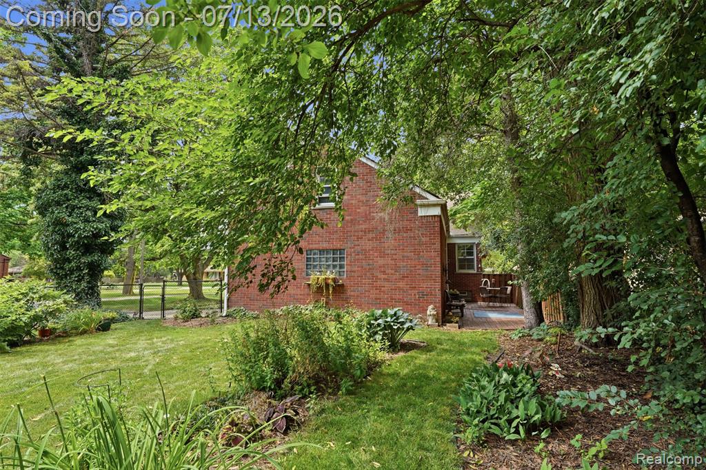 27704 California Drive NW, Lathrup Village, MI 48076 — Photo 35