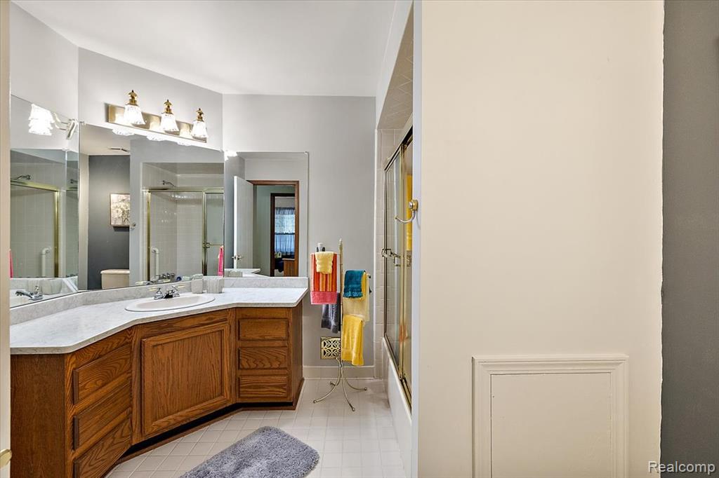 404 Meadow Bridge Drive, Rochester Hills, MI 48307 — Photo 25