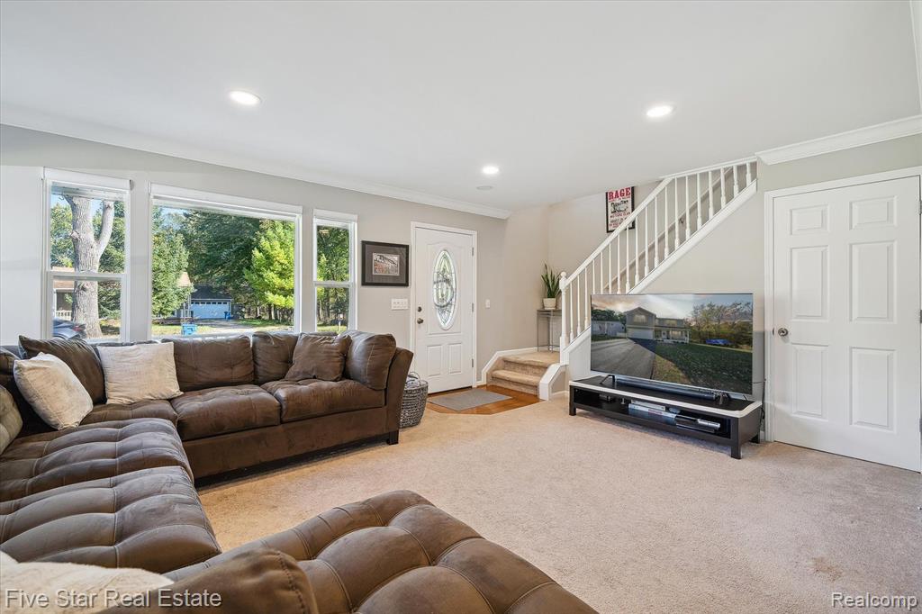 490 CLAYBURN Boulevard, Waterford, MI 48327 — Photo 7