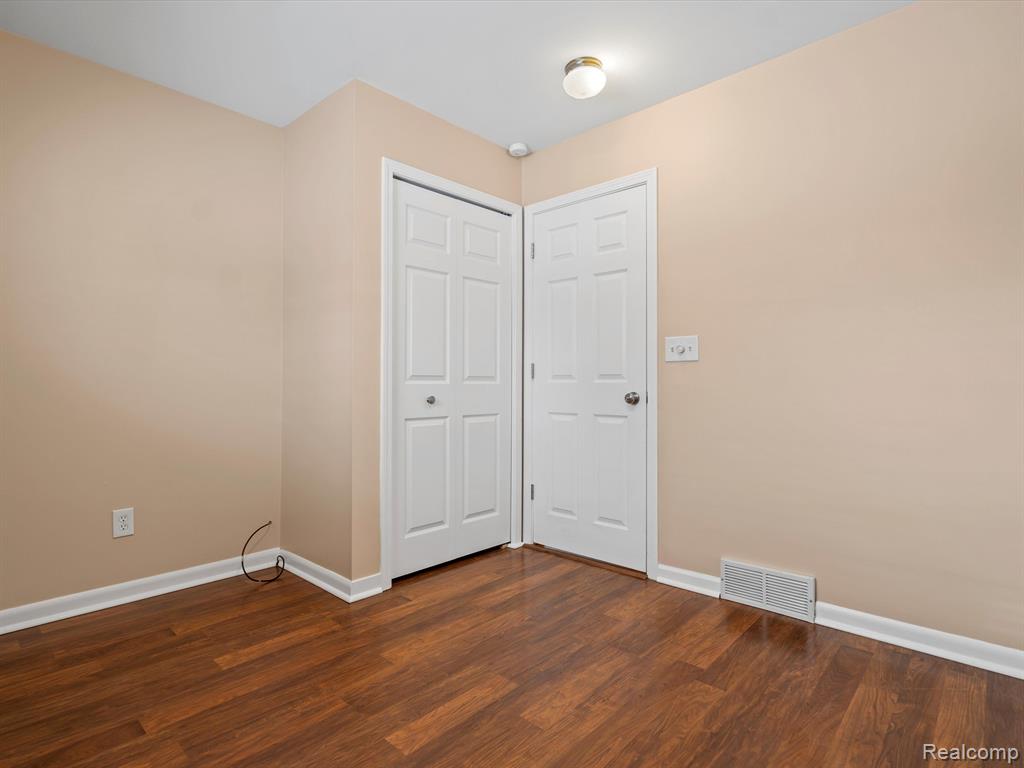 6652 DOYON Drive N, Waterford, MI 48327 — Photo 19