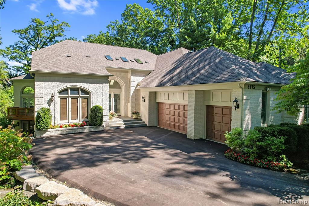 5575 Forman Drive, Bloomfield Hills, MI 48301 — front exterior