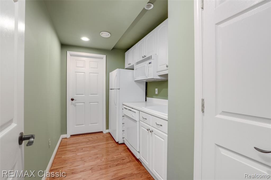 18438 Clairmont Circle E, Northville, MI 48168 — Photo 57