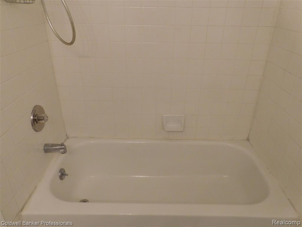 3915 Lone Pine Road, 100, West Bloomfield, MI 48323 — Photo 27
