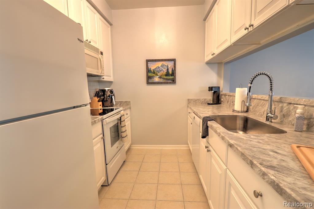 23074 FAIRLANE Boulevard, 6, Woodhaven, MI 48183 — Photo 15