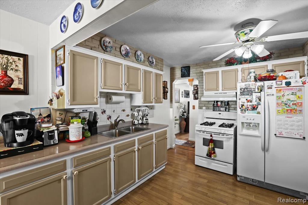937 E Brickley Avenue, Hazel Park, MI 48030 — Photo 8