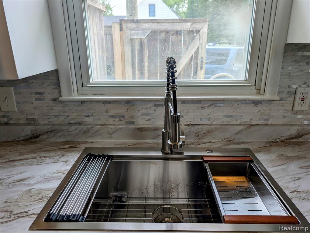 4302 Mandalay Avenue, Royal Oak, MI 48073 — Photo 10