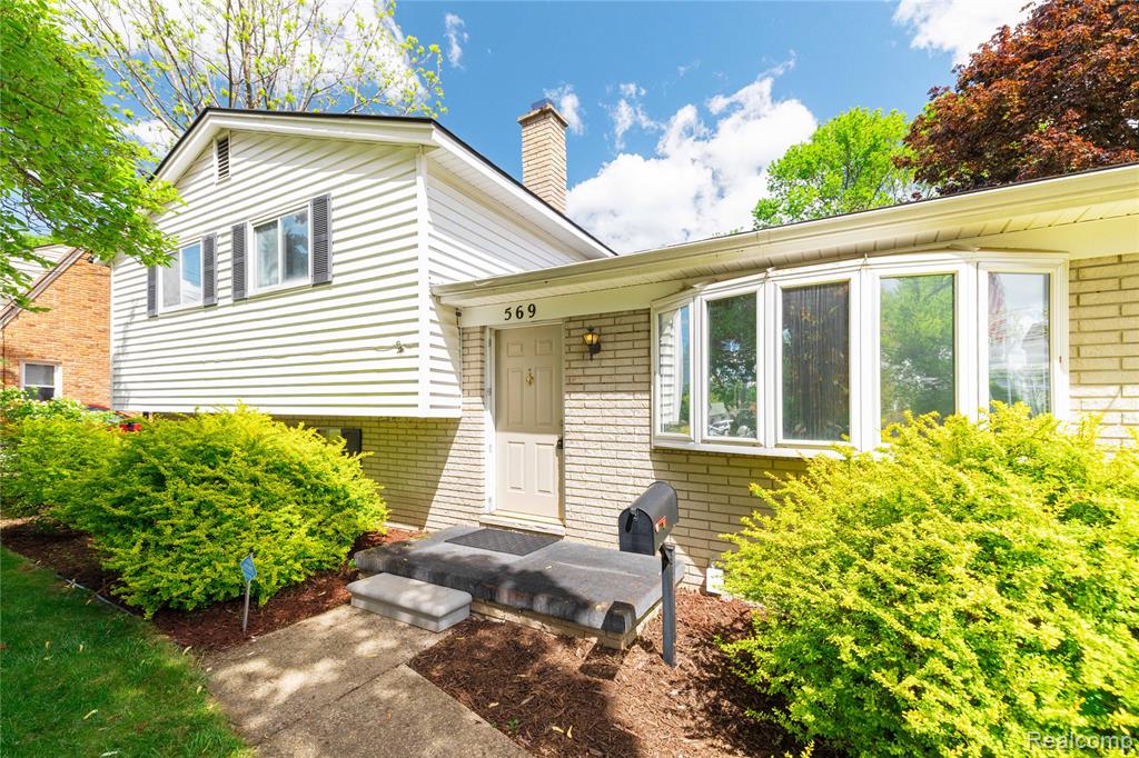 569 Hendrickson Boulevard, Clawson, MI — front exterior