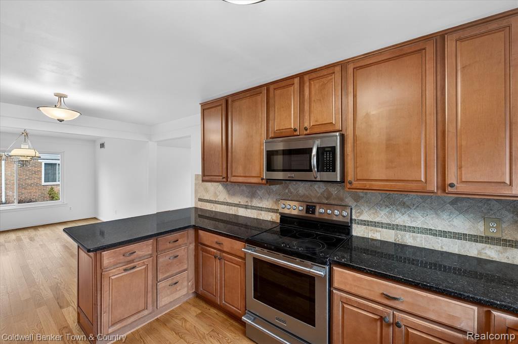 8895 Knolson Avenue, Livonia, MI 48150 — Photo 15