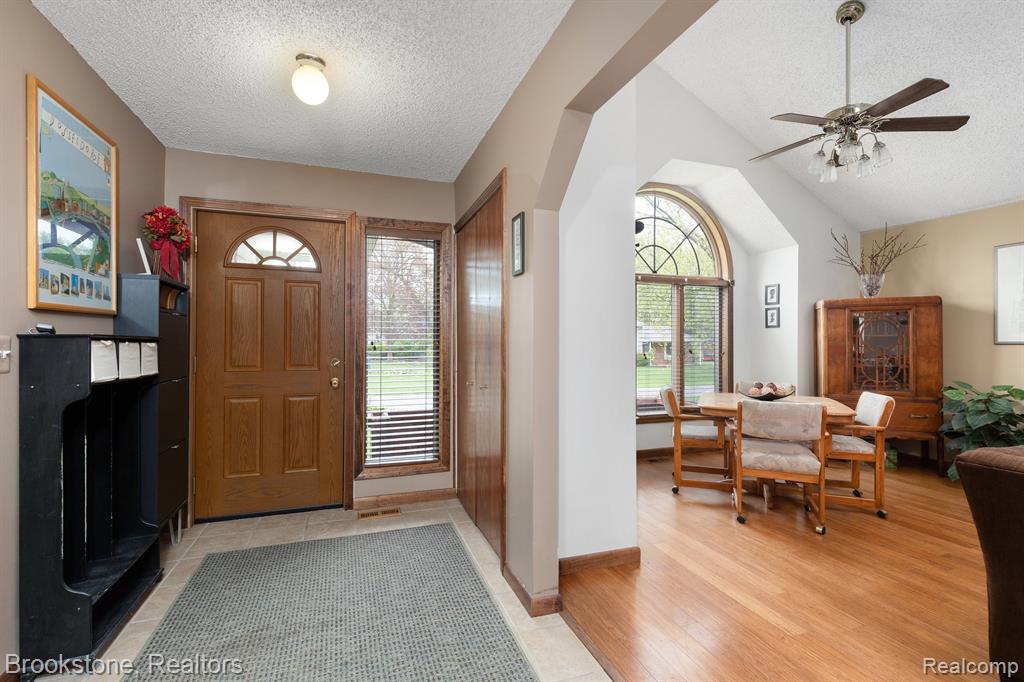 4121 CRYSTAL Street, West Bloomfield, MI 48323 — Photo 4