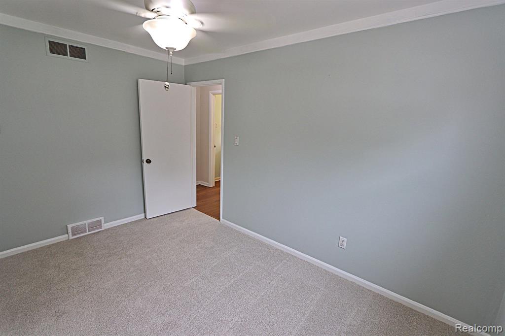 9929 DEERING Street, Livonia, MI 48150 — Photo 20