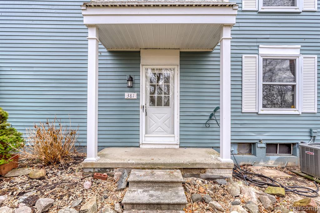 381 NEPTUNE Drive, Walled Lake, MI 48390 — Photo 2