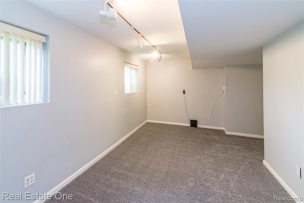 6845 Tamerlane Drive, West Bloomfield, MI — Photo 46